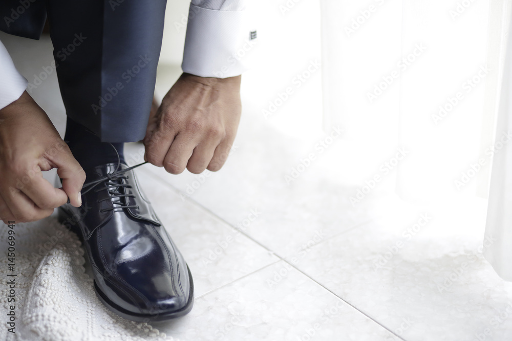 uomo si allaccia le scarpe Stock Photo | Adobe Stock