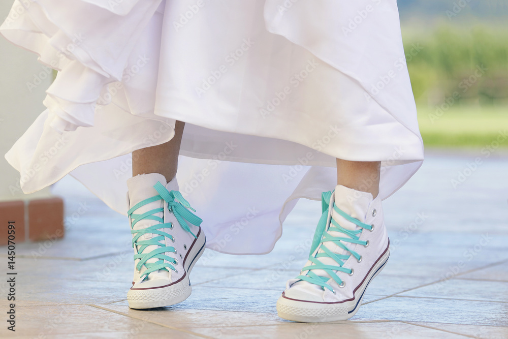 Foto Stock scarpe da ginnastica bianche con lacci verdi | Adobe Stock