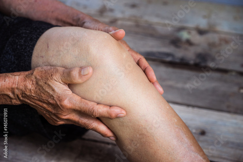 legs older person, Knee Pain, elder osteoarthritis