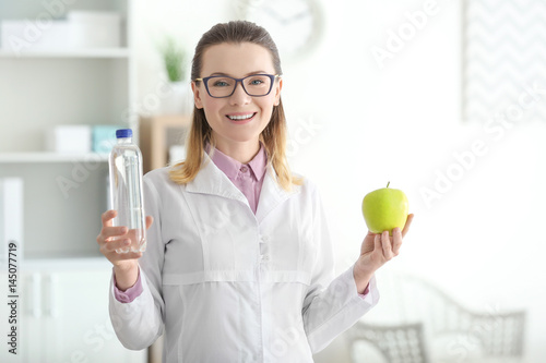 Young female nutritionist s...