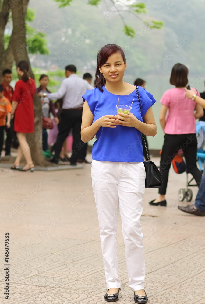 ハノイ　ホアンキム湖　女性