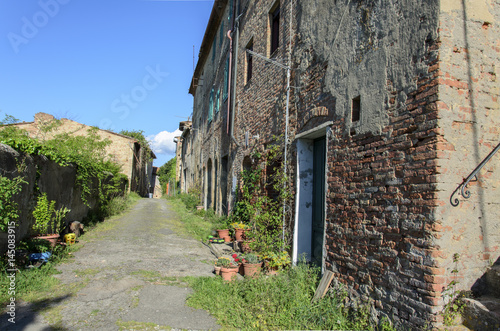 Toiano il paese abbandonato, ruderi e particolari. photo