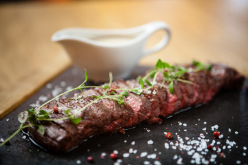 Fototapete Steakhouse Black Angus Flanksteak Nahaufnahme  © Maksim Toome