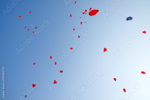 Himmel mit Luftballons in Herzform 