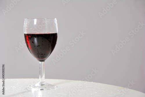 czerwone wino w kieliszku