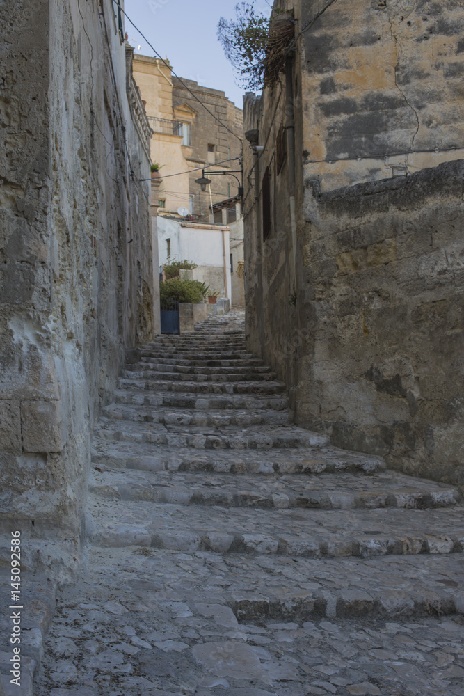 Dettaglio dei vicoli stretti dei Sassi di Matera, dall 1993 patrimonio UNESCO. La città è conosciuta proprio per gli storici rioni Sassi, che ne fanno una delle città abitate più antiche al mondo