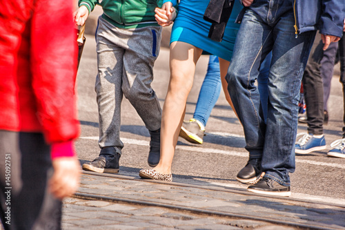 Obraz na płótnie people crossing the pedestrian crossing w salonie