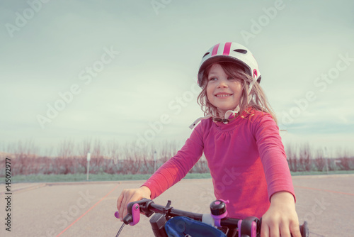 enfant et son nouveau vélo