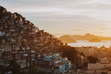 Wandcirkels Rio de Janeiro Favela Cantagalo bij warme zonsopkomst  © kay fochtmann