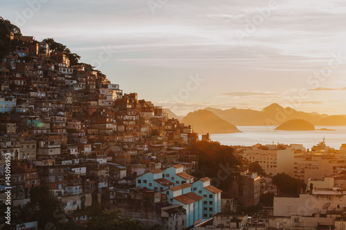 Favela Cantagalo, Rio de Janeiro, Brasilien, im warmen Licht des Sonnenaufgangs