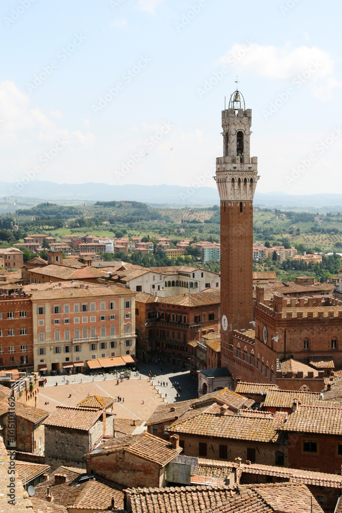 Blick auf den Piazza del Campo mit Palazzo Pubblico in Siena