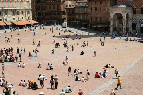 Menschen auf der Piazza del Campo in Siena