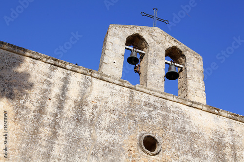 Facciata campanile su sfondo cielo blu photo