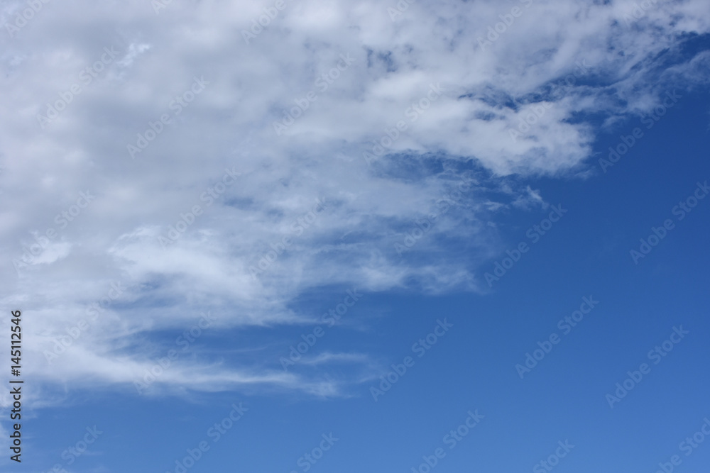 青空と流れる雲（イメージは浮遊、変化など）雲と空に文字入れスペース
