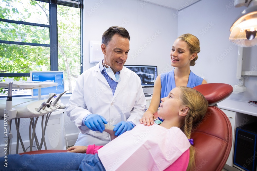 Obraz premium Dentist interacting with young patient