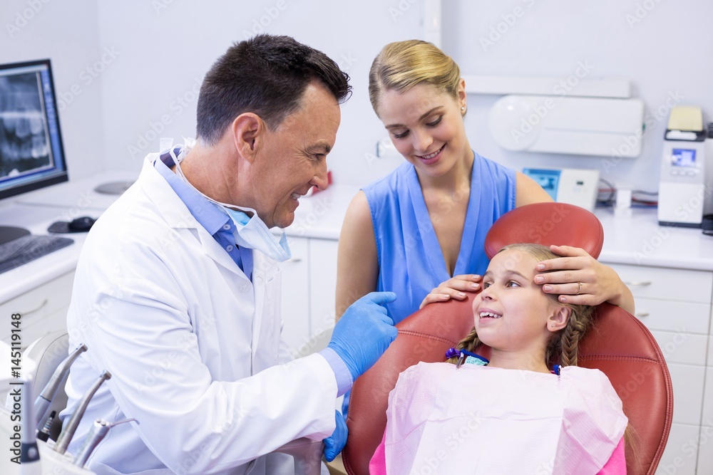 Obraz premium Dentist interacting with young patient