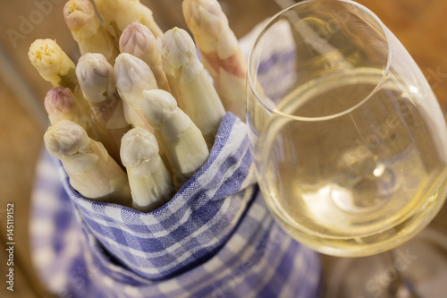 Spargel und Wein