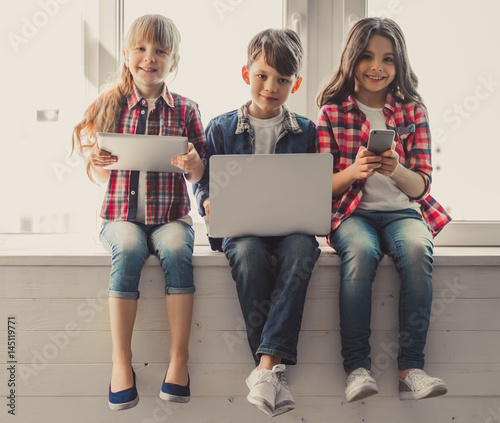 Kids with gadget