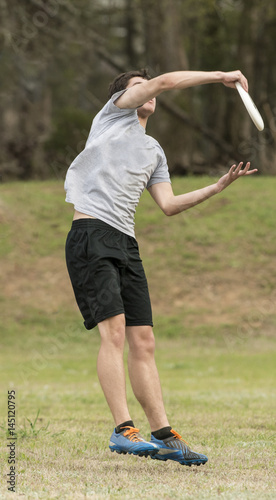 Fotografia Young adult playing ultimate frisbee