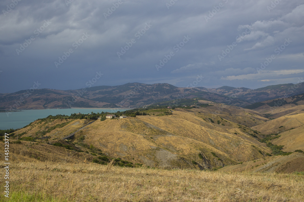 Fototapeta premium La valle dell'oro situata tra le colline intorno Senise in Basilicata