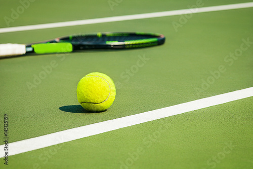 The tennis ball on a tennis court © master1305