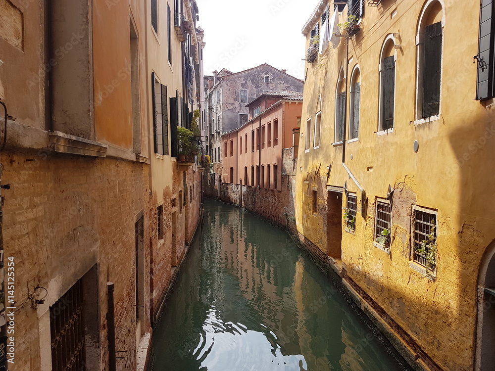 Entre les maisons sur un canal de Venise - obrazy, fototapety, plakaty 