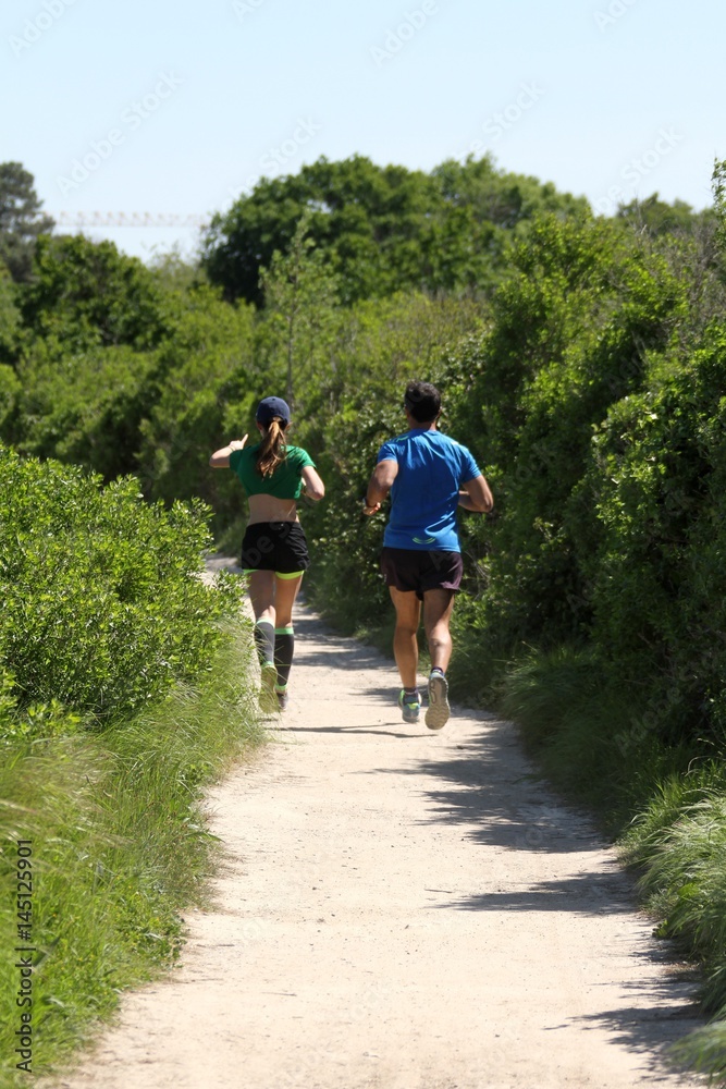 couple de joggeurs sur un sentier de randonnée