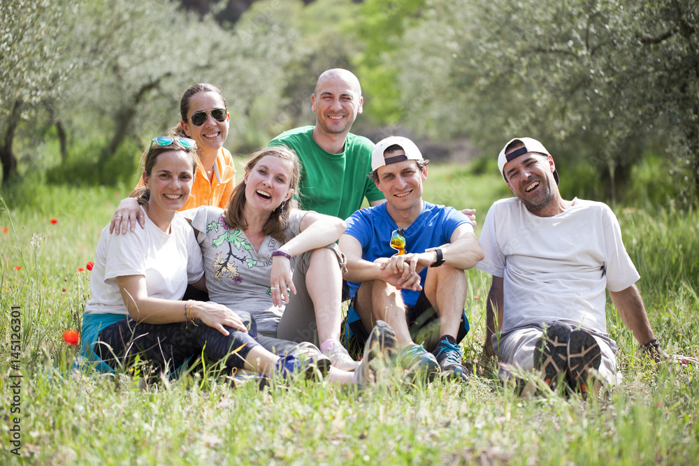 Grupo de amigos en el campo