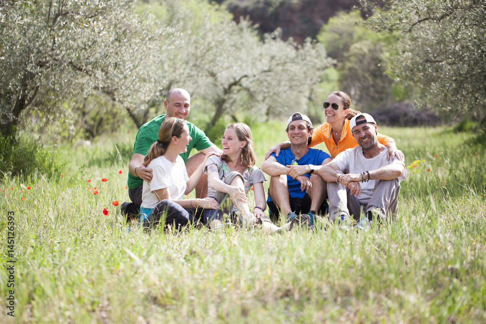 Grupo de amigos sonriendo en el campo Grupo de amigos sonriendo en el campo