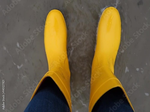 Gummistiefel im Meer