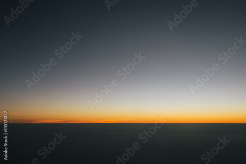 Fototapet Sunset horizon line. Stratosphere sky background without sun.