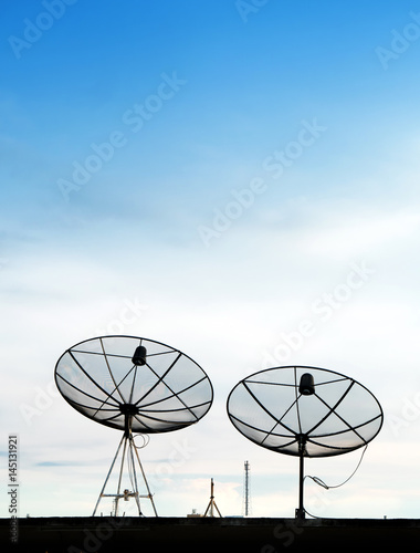 Obraz na płótnie Satellite dish after the Sun w salonie