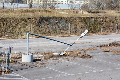 Umgeknickte Straßenlaterne am Parkplatz