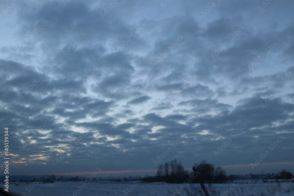 Obraz premium wieczorne zimowe niebo z chmurami