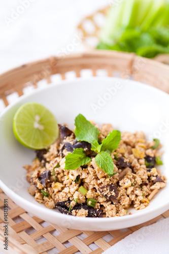 Obraz na płótnie Ground pork salad with fresh vegetable and lemon, Traditional Thai food, selective focus w salonie