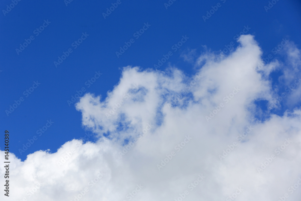 Obraz premium White clouds in blue sky