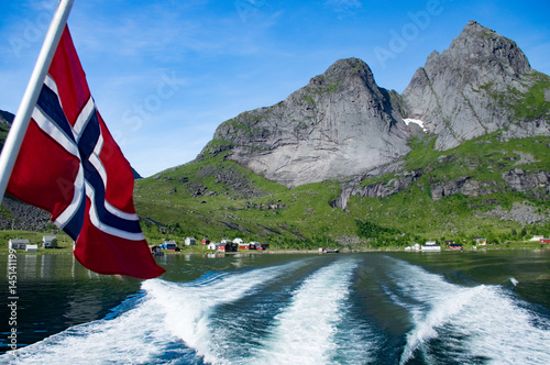 Drapeau norvégien sur un bateau aux îles Lofoten