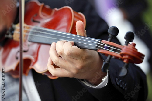 Violino dettaglio durante un concerto viene suonata da un musicista