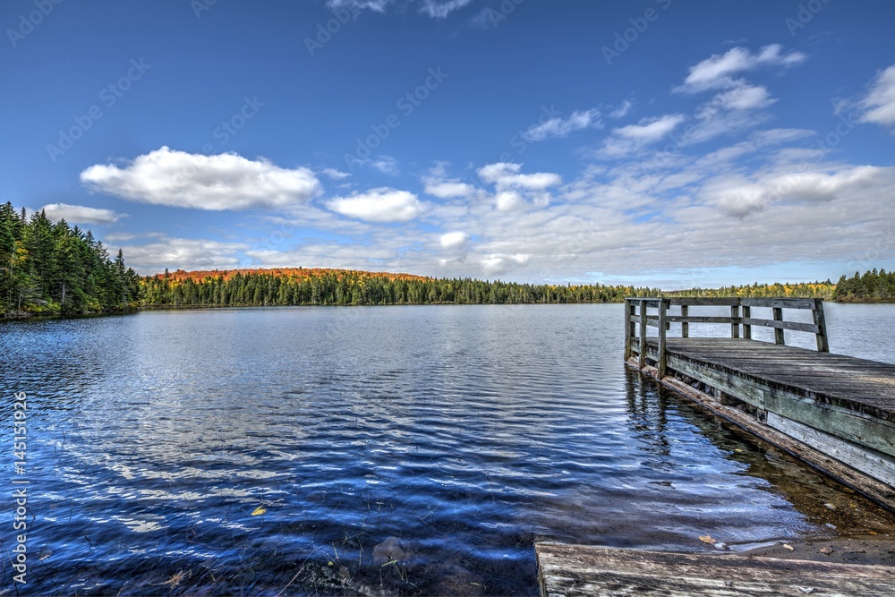 Paysage d'automne, bord de l'eau au Québec