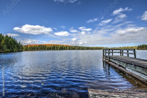 Fototapeta Naklejka Na Ścianę i Meble -  Paysage d'automne, bord de l'eau au Québec