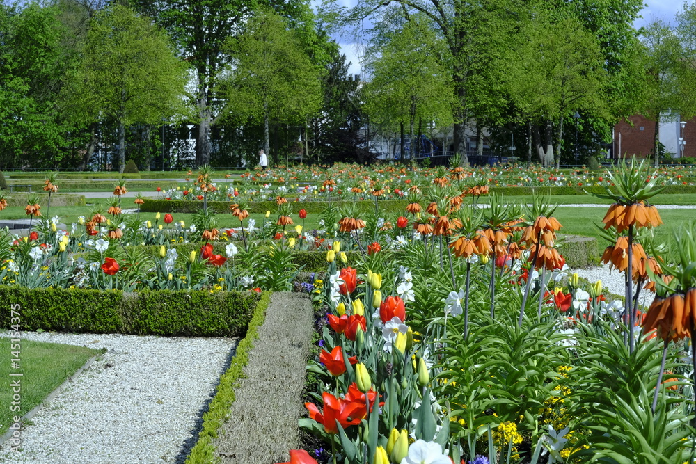 Schloß Neuhaus mit Blumengarten im Frühling