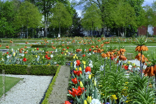 Schloß Neuhaus mit Blumengarten im Frühling