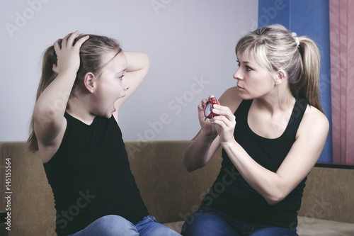 Obraz na płótnie Mom swears at daughter who is late and scared