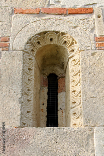 chiesa romanica dei Santi Nazario e Celso a Montechiaro d'Asti; monofora con strombo e decorazioni