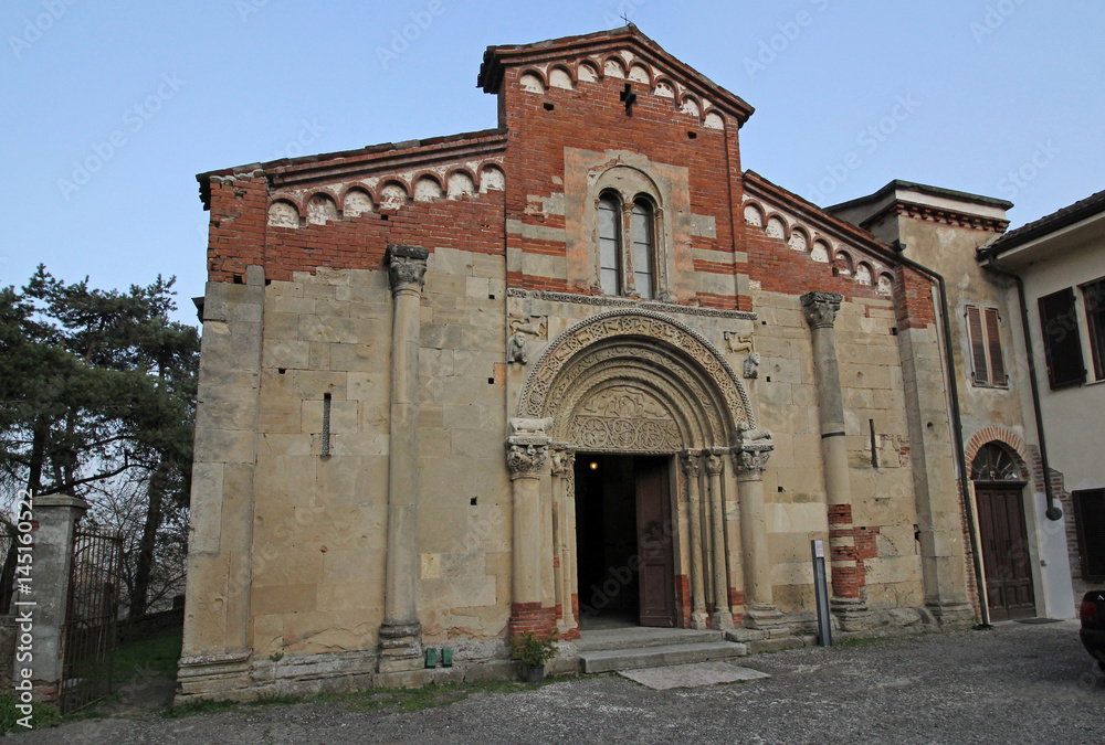 chiesa romanica di Santa Fede a Cavagnolo (Torino); la facciata