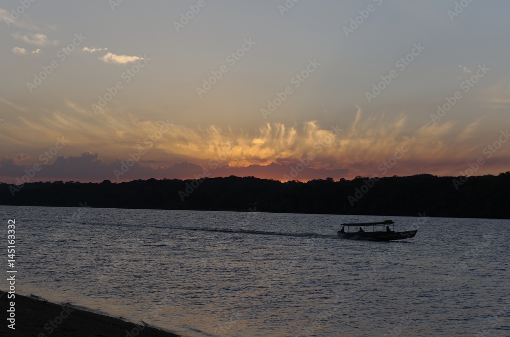 pirogue sur le fleuve Oyapock, Brésil au coucher du soleil