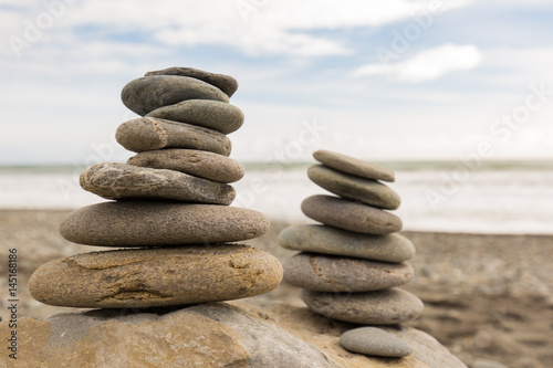 Balance mit Steinen am Meer