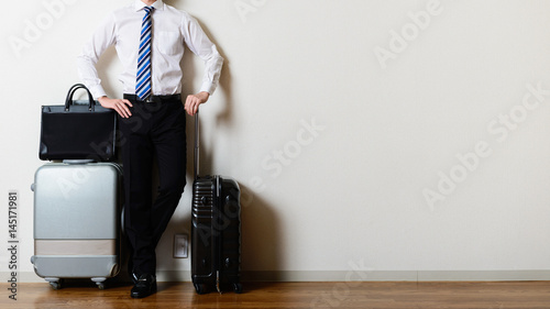 スーツケースとビジネスマン,出張