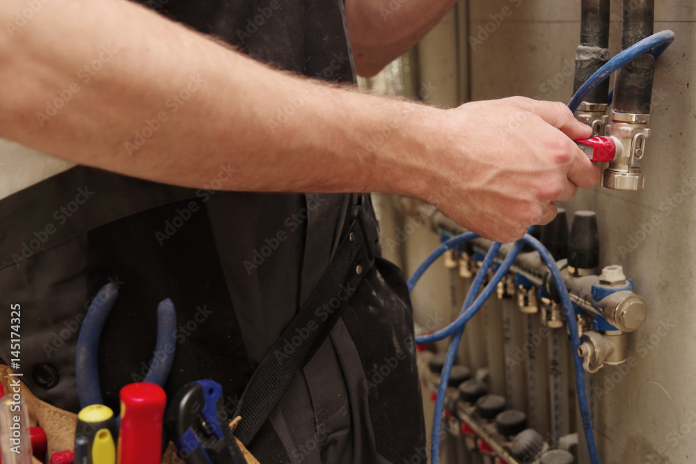 Installateur bei der Arbeit Installateur bei der Arbeit