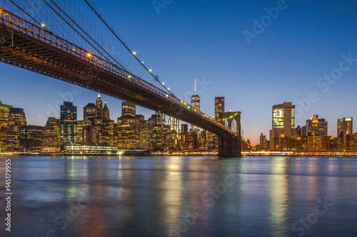 Fototapeta Naklejka Na Ścianę i Meble -  Brooklyn Bridge and Downtown Manhattan view at sunset